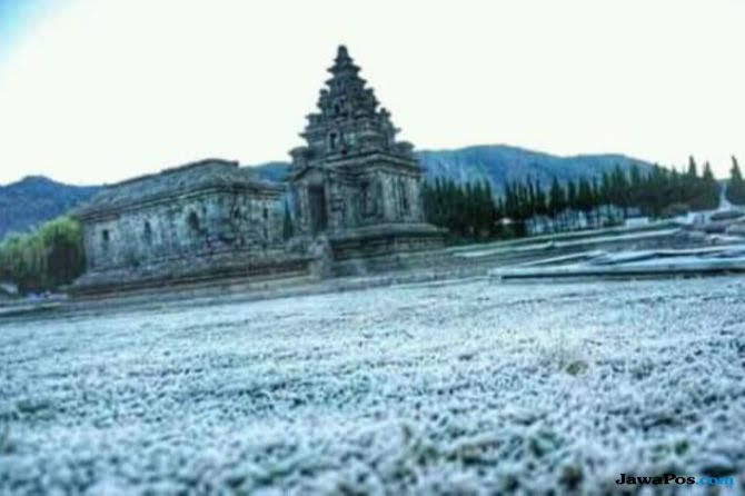 670_446_kawasan-pegunungan-dieng-sempat-alami-hujan-es_m_225771.jpg