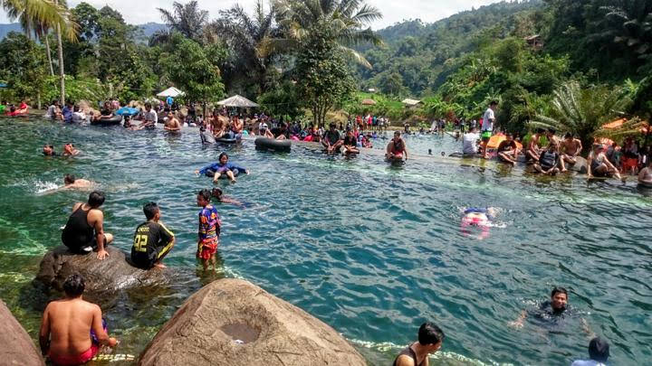 Wisatawan-Memadati-Taman-Batu-via-Tempo.jpg