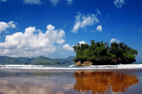 pantai-pelang-trenggalek.jpg