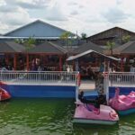 Tempat ngumpul yang luas dan nyaman di Marwah Tirta n Resto 3 Wahana perahu bebek kayu di Marwah Tirta n Resto 3 Wahana kolam renang indoor di Marwah Tirta n Resto 3 Wahana Spot foto cinta di Marwah Tirta n Resto 3 Wahana Spot foto menara siang hari di Marwah Tirta n Resto 3 Marwah Tirta n Resto 3 sangat cocok untuk background social media kalian karena banyak sekali Spot foto yang instagramable banget di sini Penuh kebersamaan bersama keluarga besar di Marwah Tirta n Resto 3 dari jangan ragu untuk datang beramai-ramai di tempat wisata yang nyaman di Kediri ini Spot foto menara pada malam hari terlihat lebih cantik dan instagramable di Marwah Tirta n Resto 3 Spot foto rumah joglo di tempat ini kalian bisa bersantai sambil menyantap makanan di Marwah Tirta n Resto 3 Spot foto Wahana lukisan yang cantik di Marwah Tirta n Resto 3