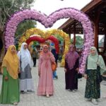 Tempat ngumpul yang luas dan nyaman di Marwah Tirta n Resto 3 Wahana perahu bebek kayu di Marwah Tirta n Resto 3 Wahana kolam renang indoor di Marwah Tirta n Resto 3 Wahana Spot foto cinta di Marwah Tirta n Resto 3 Wahana Spot foto menara siang hari di Marwah Tirta n Resto 3 Marwah Tirta n Resto 3 sangat cocok untuk background social media kalian karena banyak sekali Spot foto yang instagramable banget di sini Penuh kebersamaan bersama keluarga besar di Marwah Tirta n Resto 3 dari jangan ragu untuk datang beramai-ramai di tempat wisata yang nyaman di Kediri ini Spot foto menara pada malam hari terlihat lebih cantik dan instagramable di Marwah Tirta n Resto 3 Spot foto rumah joglo di tempat ini kalian bisa bersantai sambil menyantap makanan di Marwah Tirta n Resto 3 Spot foto Wahana lukisan yang cantik di Marwah Tirta n Resto 3