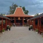 Tempat ngumpul yang luas dan nyaman di Marwah Tirta n Resto 3 Wahana perahu bebek kayu di Marwah Tirta n Resto 3 Wahana kolam renang indoor di Marwah Tirta n Resto 3 Wahana Spot foto cinta di Marwah Tirta n Resto 3 Wahana Spot foto menara siang hari di Marwah Tirta n Resto 3 Marwah Tirta n Resto 3 sangat cocok untuk background social media kalian karena banyak sekali Spot foto yang instagramable banget di sini Penuh kebersamaan bersama keluarga besar di Marwah Tirta n Resto 3 dari jangan ragu untuk datang beramai-ramai di tempat wisata yang nyaman di Kediri ini Spot foto menara pada malam hari terlihat lebih cantik dan instagramable di Marwah Tirta n Resto 3 Spot foto rumah joglo di tempat ini kalian bisa bersantai sambil menyantap makanan di Marwah Tirta n Resto 3 Spot foto Wahana lukisan yang cantik di Marwah Tirta n Resto 3