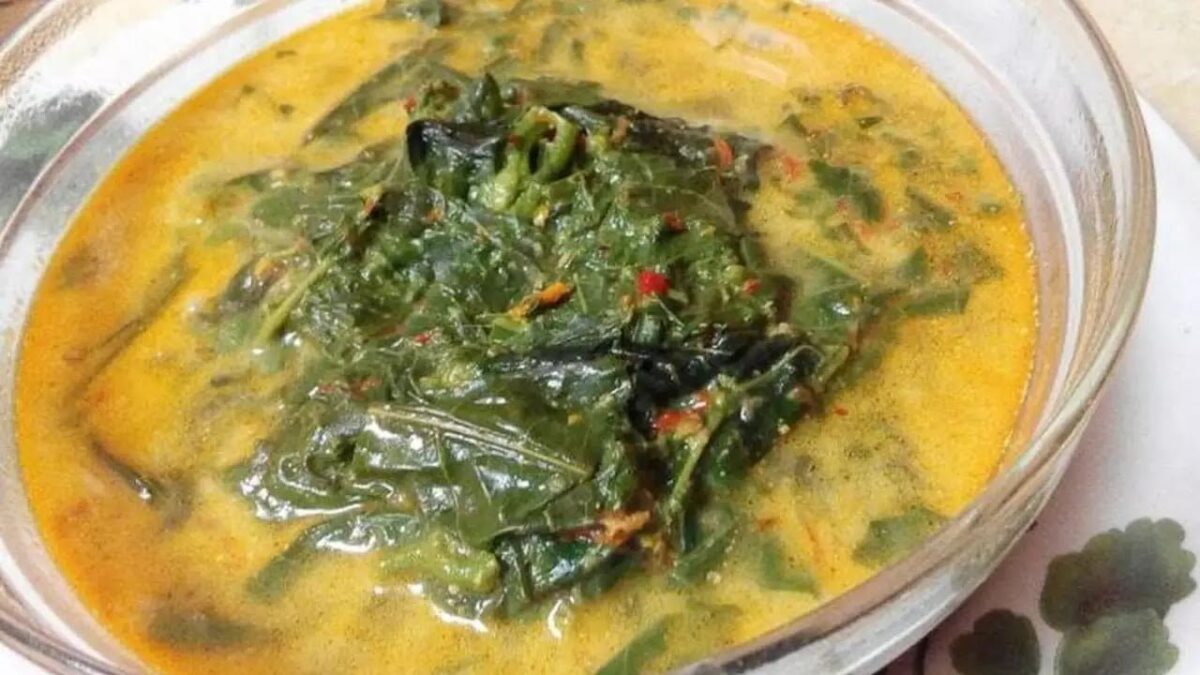 Memasak+Gulai+Daun+Singkong+Spesial+yang+Lezat+Sendiri+di+Rumah[1]