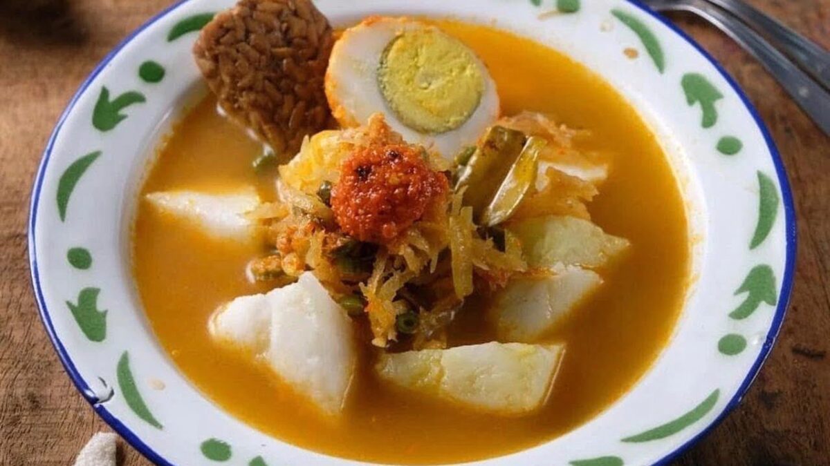 Resep Lontong Gulai Ayam, Gurihnya Kaldu tersaji Sempurna