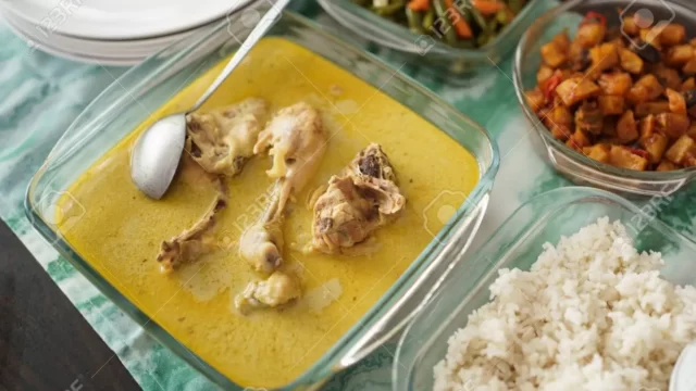 Opor Ayam Pedas