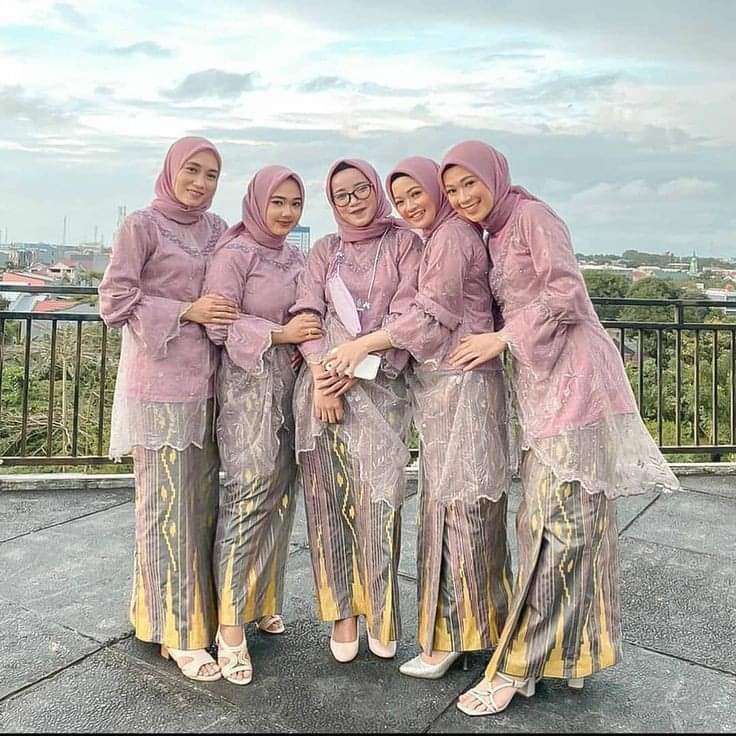 Paduan Brokat dengan Rok Memutar Ikat