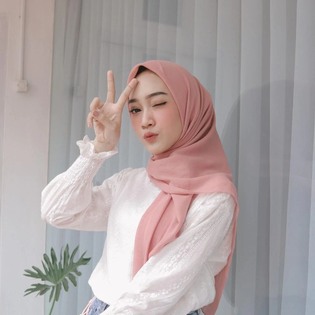 Blouse, celana corak putih dan Hijab Segi