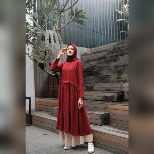 Dress Polos merah, hijab senanda dan vest putih