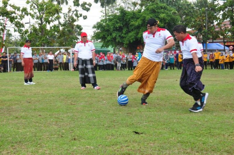Sepak Bola Memakai Sarung