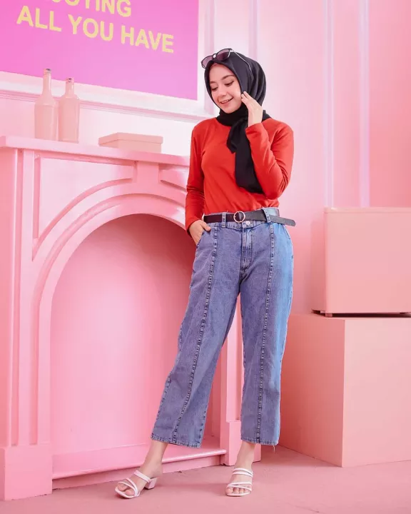 celana jeans dan kemeja merah