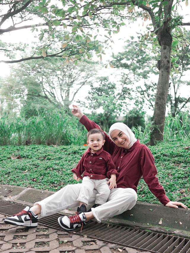 celana putih, hijab juga berwarna putih dan jaket corduroy merah