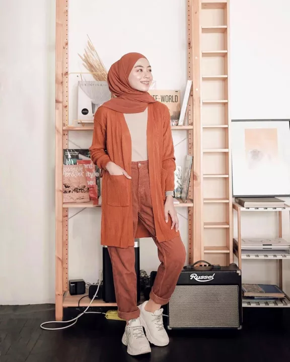 long cardigan dan hijab merah, inner putih, dan celana panjang putih