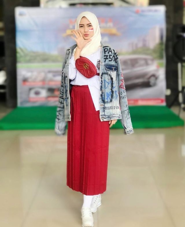 memadukan seragam sekolah merah putih dan jaket denim