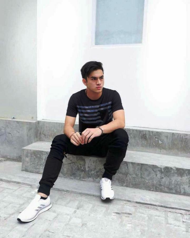 OOTD Cool guy dari Arief Muhammad T-Shirt + Jeans Putih + Sepatu Kets