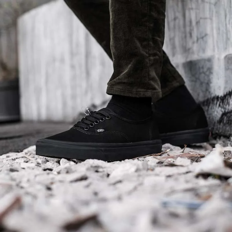 Outfit Monokrom Dan Sepatu Vans Klasik