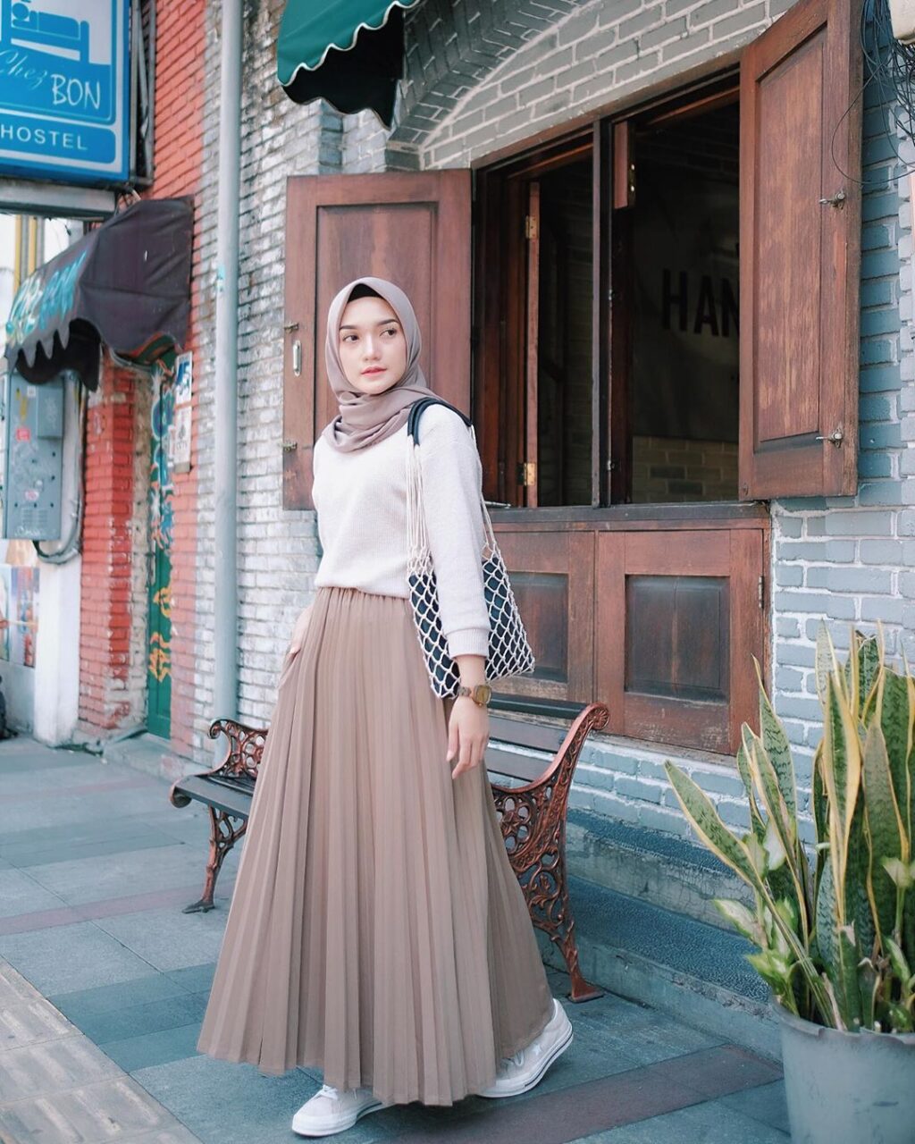 Rok Plisket Dengan Atasan Warna Pastel