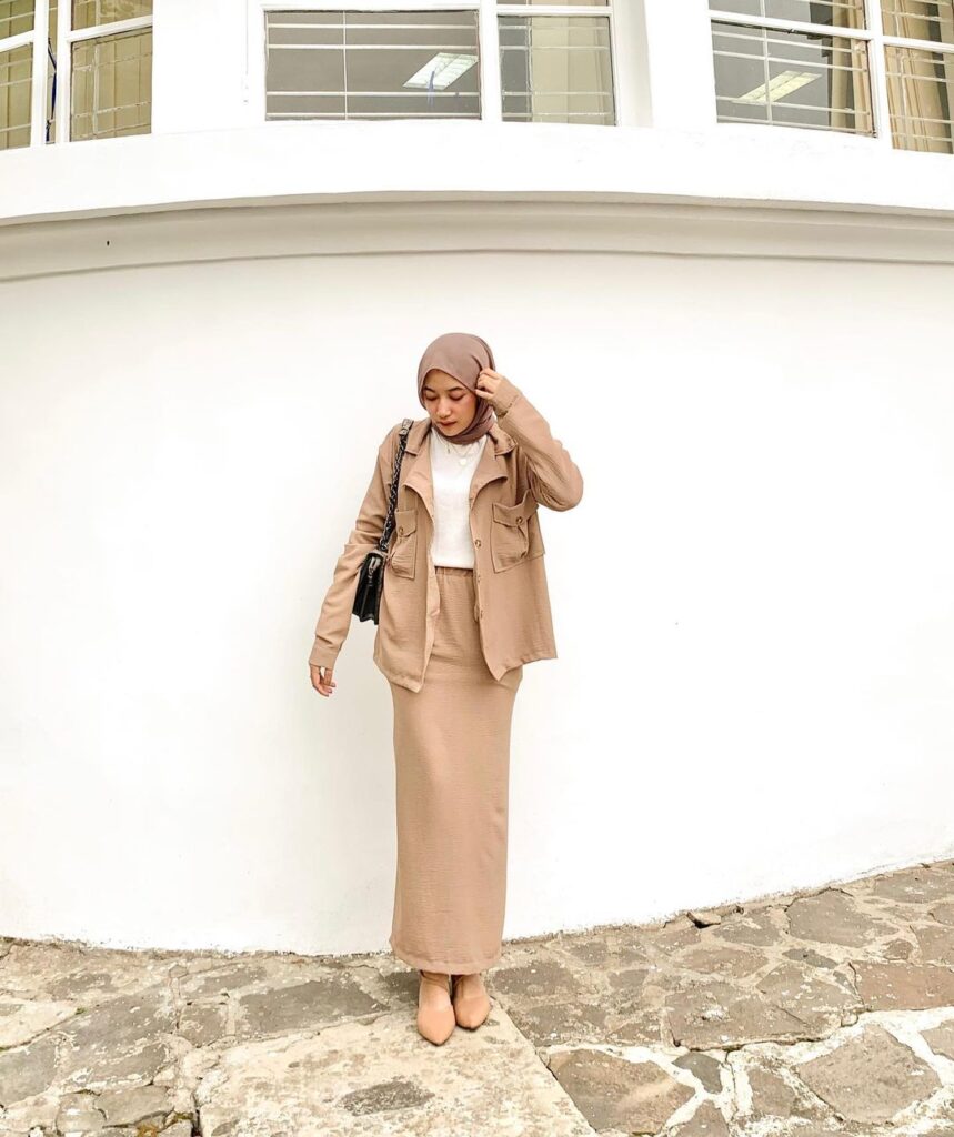 Tampil Berwarna Dengan Beige