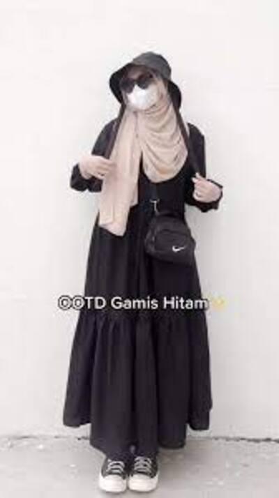 Anti ribet Dengan Gamis Hitam (1)