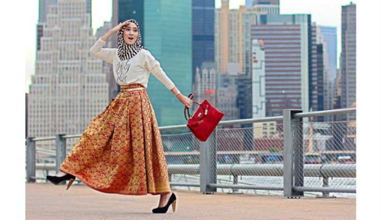 Atasan Atau Motif Polos