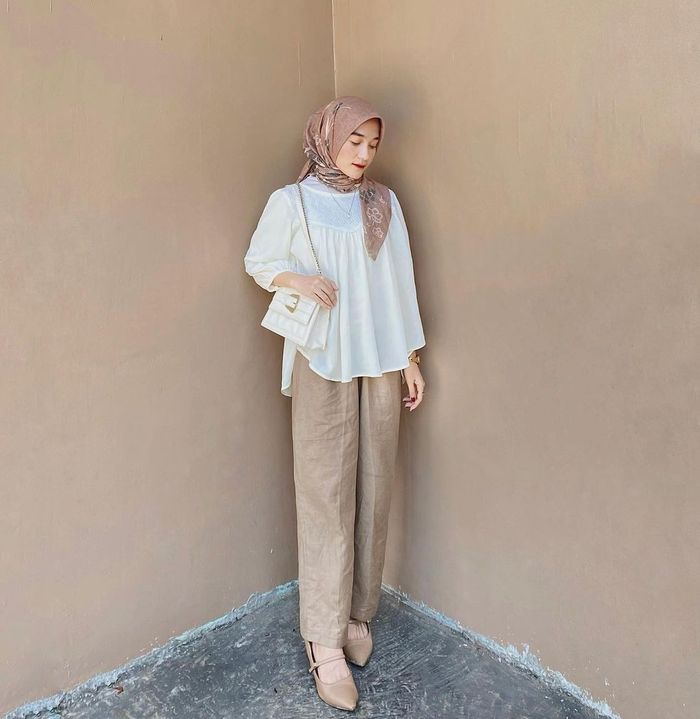 Blouse Putih Dan Celana Bahan Loose-cut