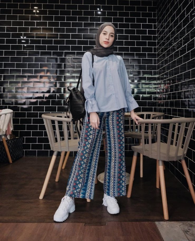 Celana Kulot Yang Dipadukan Dengan Blouse Basic