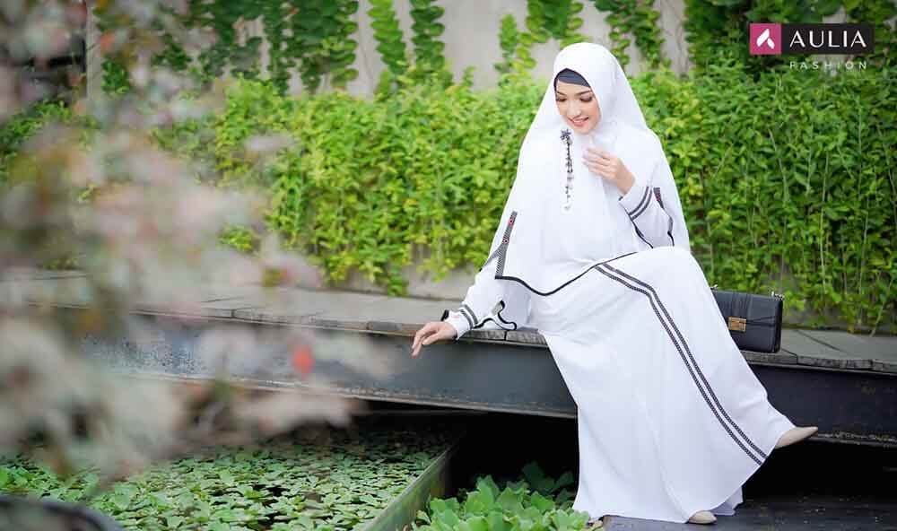 Gamis Putih Berpotongan Lurus