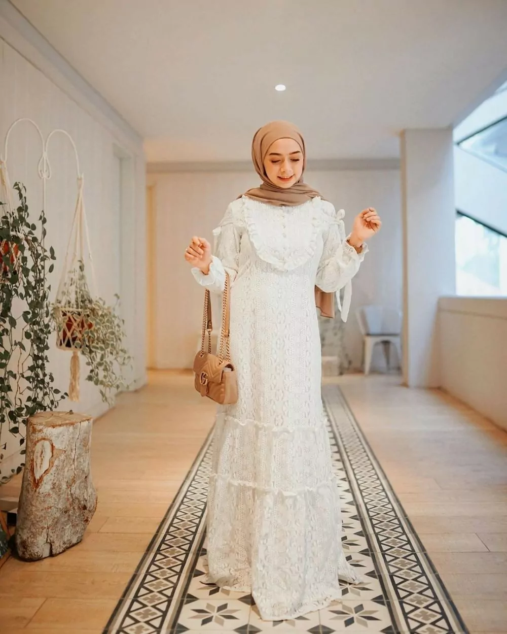 Gamis Putih Dengan Hijab Warna Golden