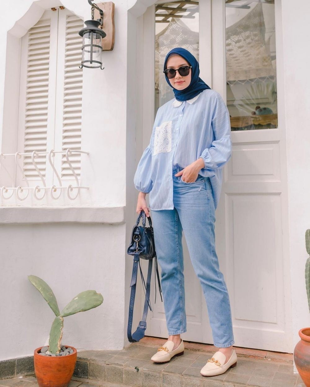 Jeans Dengan Kemeja Longgar