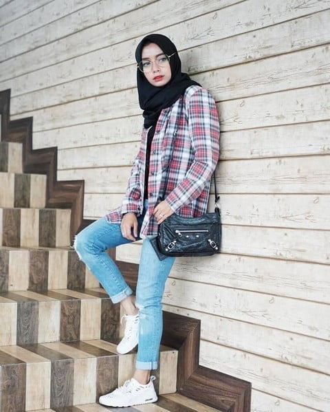 Kemeja Flanel, Jeans, dan Sneakers