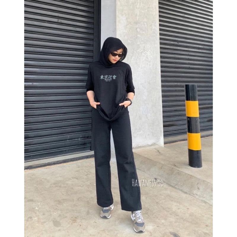 Kulot Jeans dan Kaos Hitam Pendek