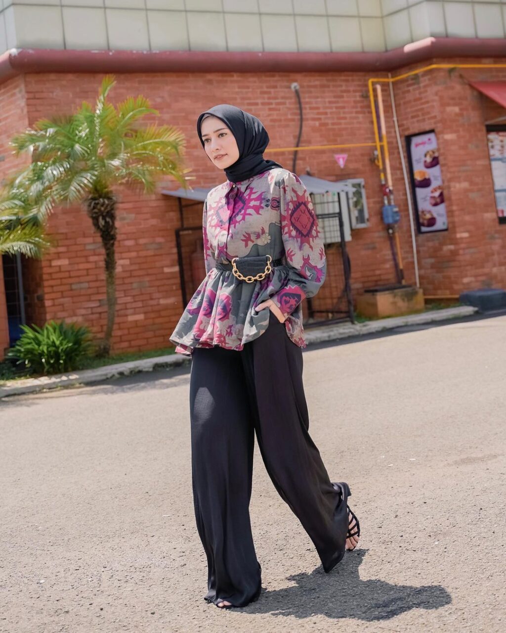 Padu padan Kulot hitam dan Blouse Ruffle