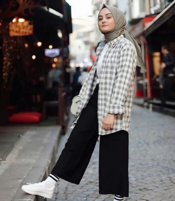 Kemeja Kotak-kotak Dan Kulot Jeans