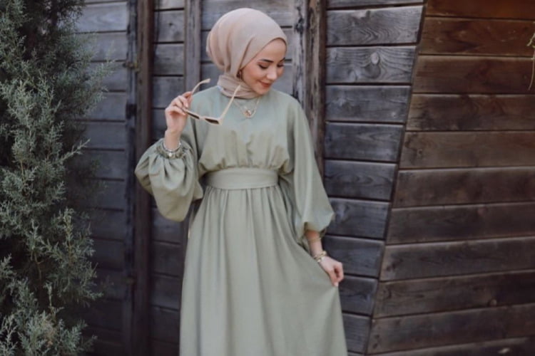 Model Gamis Layer A-Line dengan Aksen Sabuk