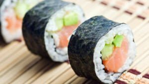 Gulungan Sushi Mentimun Alpukat Bacon (1)