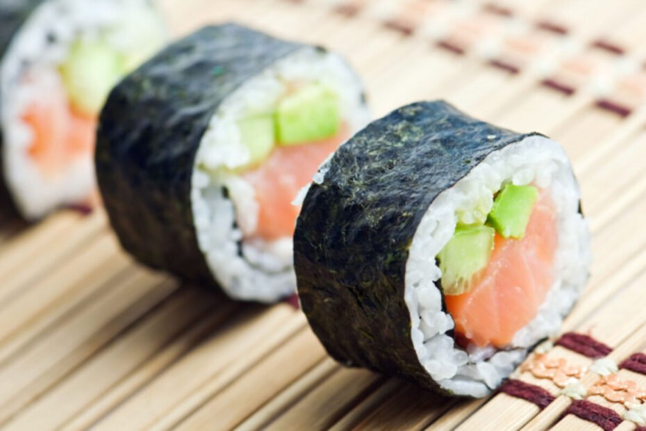 Gulungan Sushi Mentimun Alpukat Bacon (1)