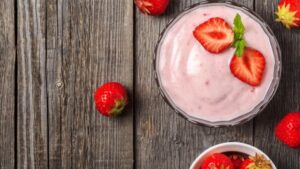 Puding Yogurt Stroberi
