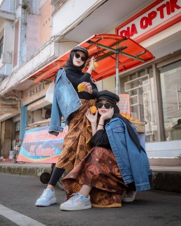 Baju Batik dengan Jaket Denim