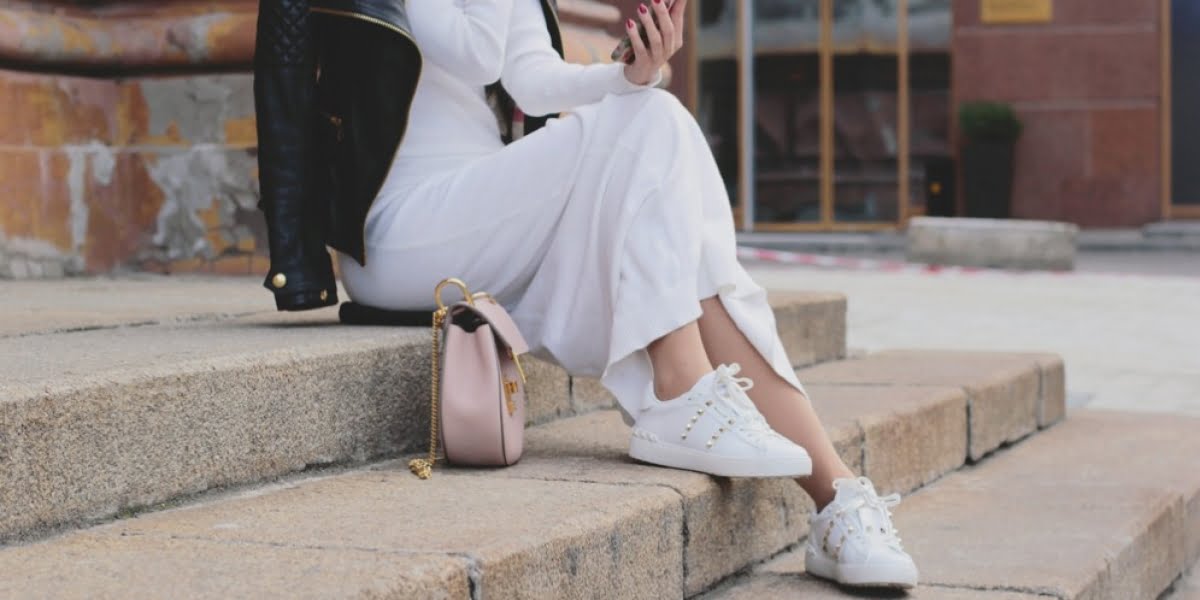 Berpakaian dengan Sepatu Kets