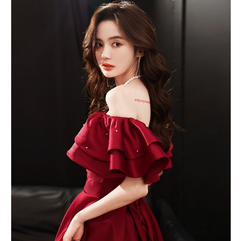 Dress Merah Dengan Bahu Terbuka