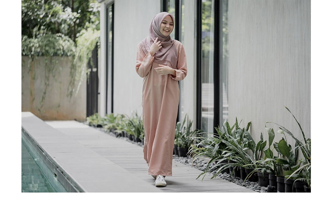Gamis dan Sepatu Kets
