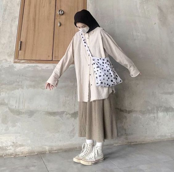 Kaos Oversize Putih Dan Rok