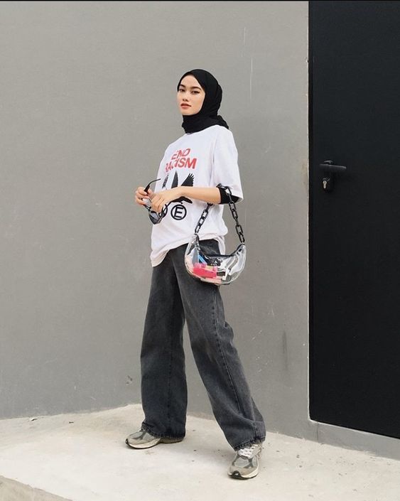 Kaos oversize dan celana abu-abu