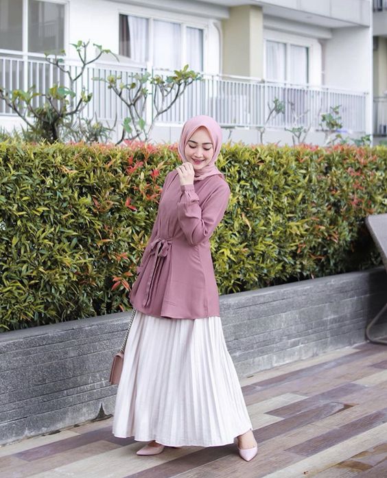 Rok Plisket Putih dan Cardigan Lilac