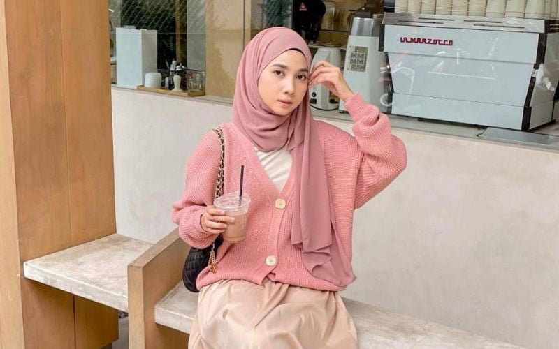 Rok Plisket dan Cardigan Rajut