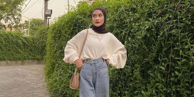 Sweater, Kulot Jeans Dan Tas Selempang