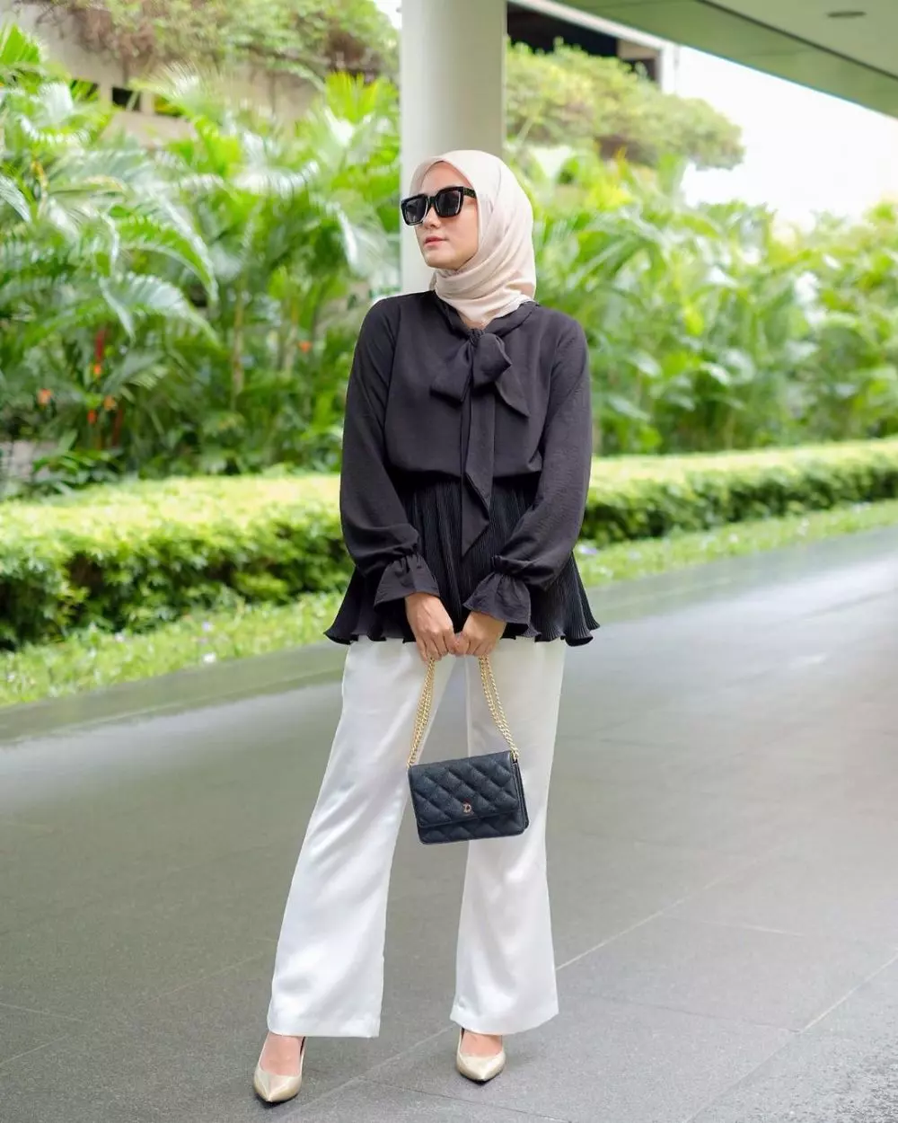 atasan hitam dan jilbab serta celana wide leg berwarna putih