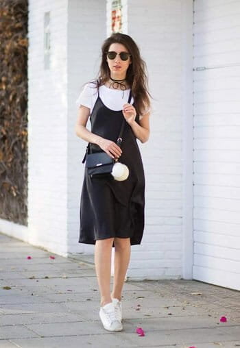 kaos putih polos dengan dress jumper spaghetti selutut