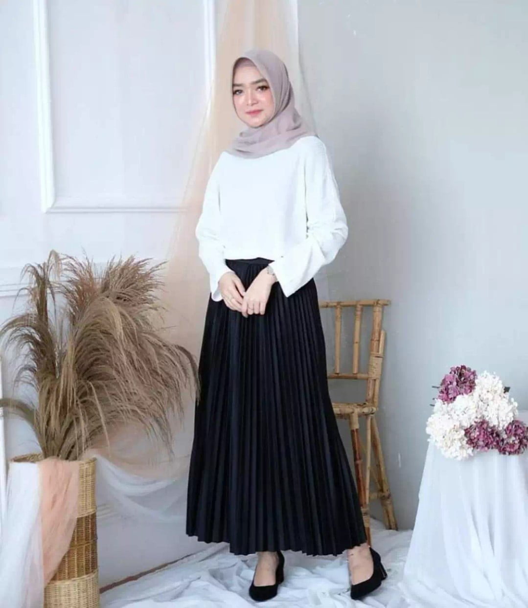 kaos putih rok hitam polos
