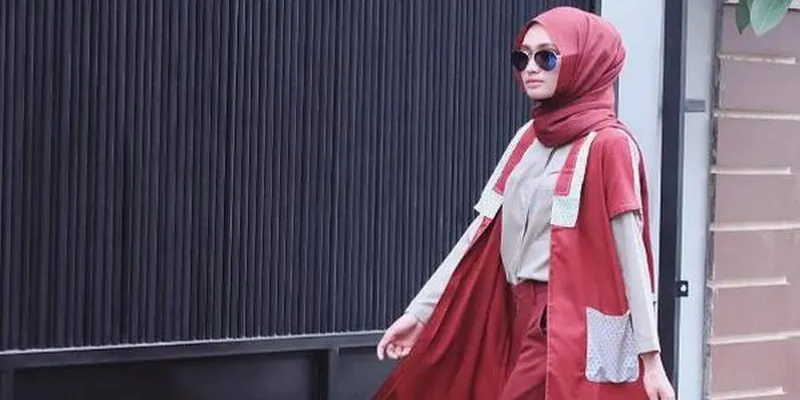 kemeja putih dengan outer merah