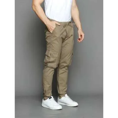 Celana Kargo Abu-abu dan Sweater Putih